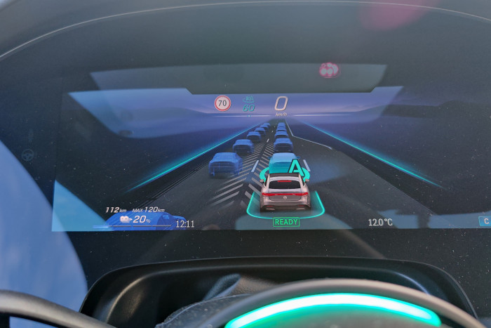 Im Fahrerdisplay wird das Leitfahrzeug mit einem A wie Autonom markiert. (Foto: Friedhelm Greis/Golem.de) 