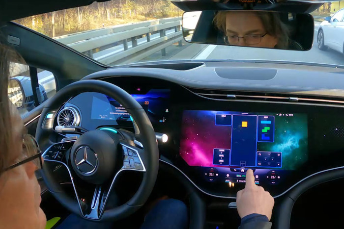 Der Fahrer darf sich dann vom Fahrgeschehen abwenden und vorinstallierte Spiele wie Tetris starten. (Foto: Friedhelm Greis/Golem.de)