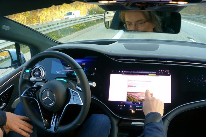 Oder während der Fahrt im Internet surfen. (Foto: Friedhelm Greis/Golem.de)