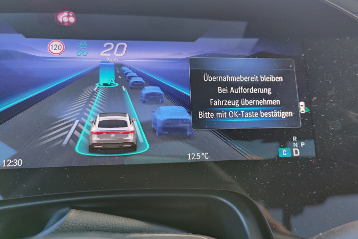 Werden die Augen des Fahrers nur wenige Sekunden verdeckt oder geschlossen, muss er seine Übernahmebereitschaft bestätigen. (Foto: Friedhelm Greis/Golem.de)