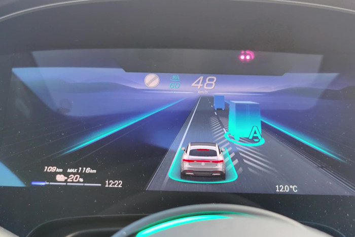 Auch Fahrzeuge auf der Nebenspur können als Leitfahrzeug dienen, wenn der Drive Pilot mit einem Einfädeln rechnet. (Foto: Friedhelm Greis/Golem.de)