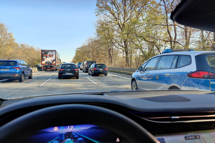 Die Handynutzung während der Fahrt ist erlaubt. Die Aktivität des Drive Pilot lässt sich anhand gespeicherter Daten nachweisen. (Foto: Friedhelm Greis/Golem.de)