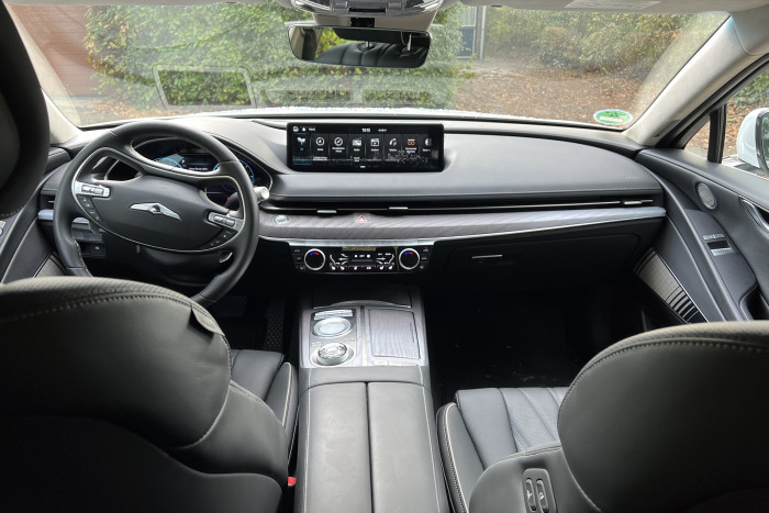 Das Fahrzeuginnere wirkt recht konventionell, aber durchaus luxuriös. (Foto: Dirk Kunde) 