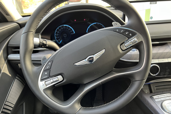 Das Genesis-Logo mit den zwei Flügeln findet sich auch auf dem Lenkrad. (Foto: Dirk Kunde) 