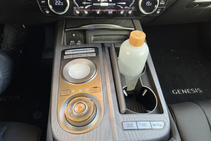 In der Mittelkonsole befinden sich eine Ablage und der Fahrwahlschalter. (Foto: Dirk Kunde) 