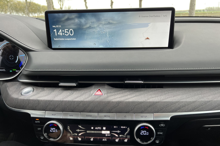 Das Zentraldisplay ist recht weit vom Fahrer entfernt. (Foto: Dirk Kunde) 