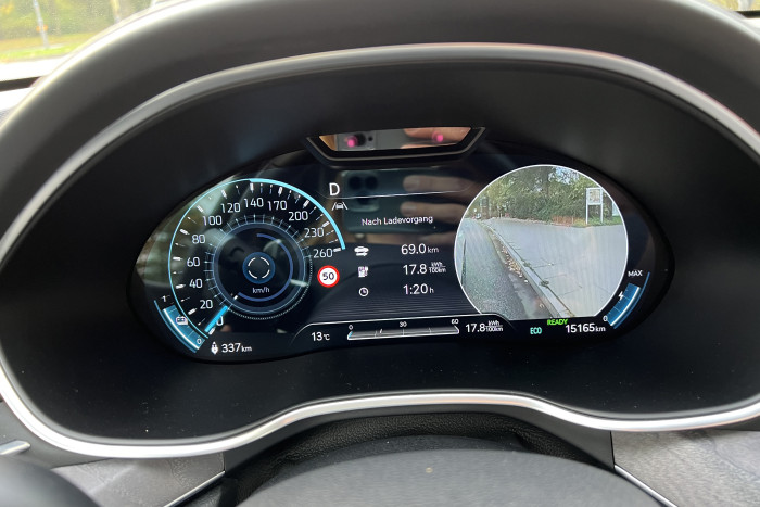 Wie im Ioniq 5 sieht man beim Blinken im Fahrerdisplay das Kamerabild des toten Winkels. (Foto: Dirk Kunde) 