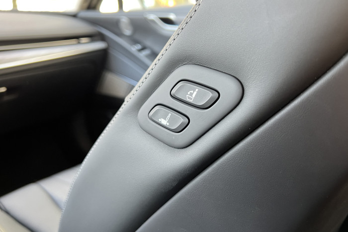 Die Sitze lassen sich auch mit diesen Tasten bewegen. (Foto: Dirk Kunde) 