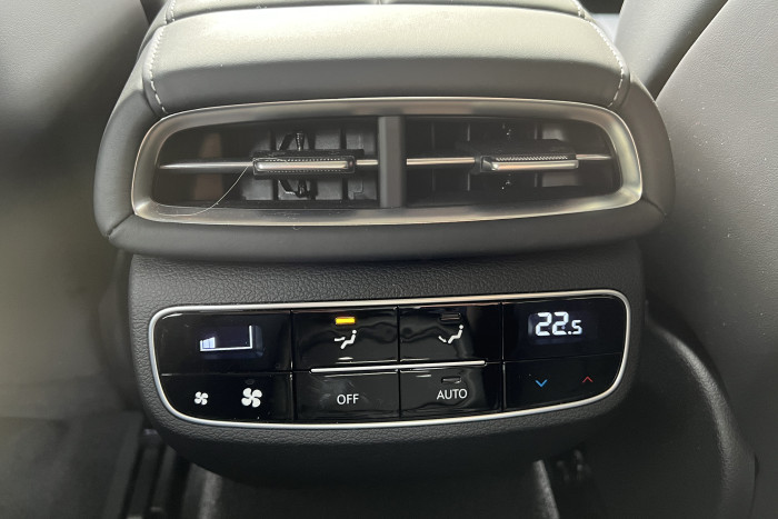 Für die Rückbank gibt es eine eigene Klimasteuerung. (Foto: Dirk Kunde) 