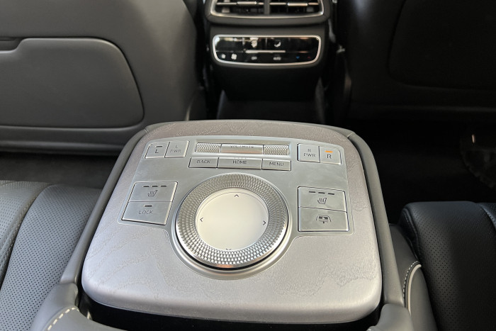 Mit der Armablage lassen sich die Monitore für die Passagiere im Fond steuern.  (Foto: Dirk Kunde)