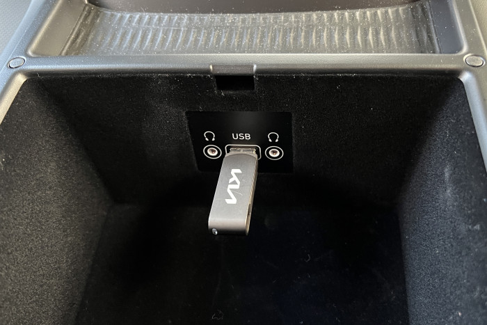 Filme kann man leider nicht per Stream übertragen. Im Test funktionierte es nur mithilfe eines USB-Sticks in der Armablage.  (Foto: Dirk Kunde)