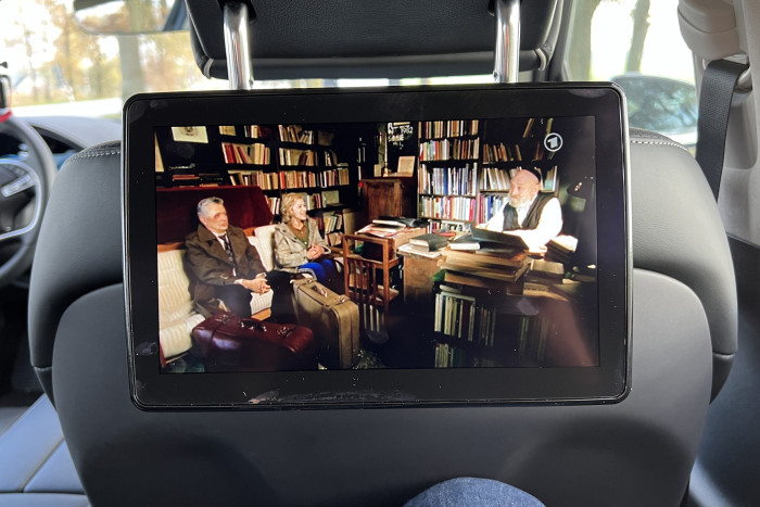 Die beiden hinteren TFT-Bildschirme sind im Executive-Paket enthalten. (Foto: Dirk Kunde) 