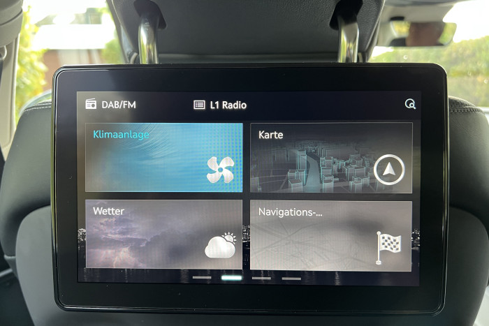 Auf den hinteren Bildschirmen sind verschiedene Dienste verfügbar.  (Foto: Dirk Kunde)