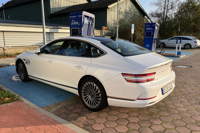 Den 87,2-kWh-Akku soll man laut Broschüre mit bis zu 240 kW Gleichstrom laden können. (Foto: Dirk Kunde)