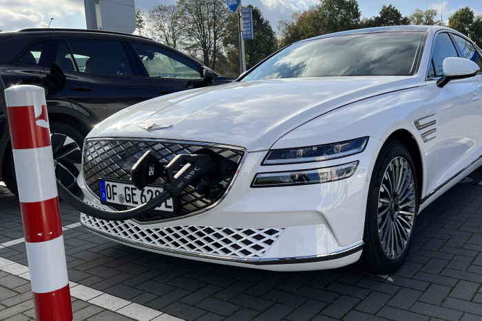 Der Ladeanschluss in der Front erweist sich als perfekte Position bei der Anfahrt öffentlicher Schnellader. (Foto: Dirk Kunde) 