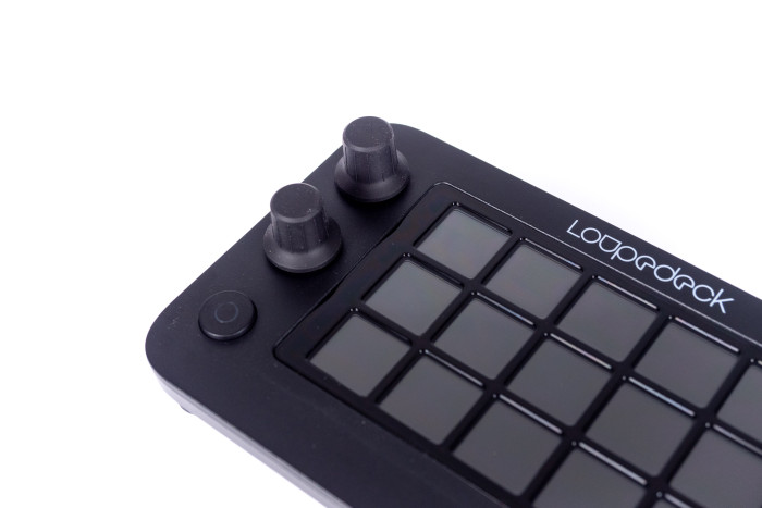 15 Touchscreens, zwei Drehregler und ein paar beleuchtete Kn&ouml;pfe lassen sich belegen. (Bild: Martin Wolf/Golem.de)