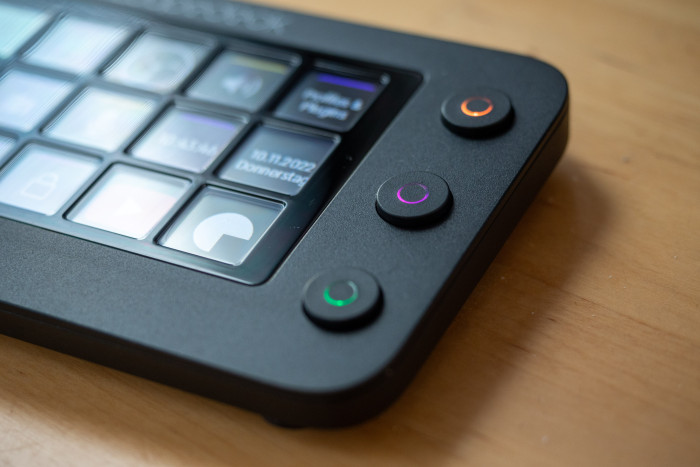 Die Bildschirme sind gut ablesbar. (Bild: Martin Wolf/Golem.de)