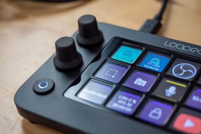 Zwischen den Seiten mit Tastenbelegungen kann per Wischgeste gewechselt werden. (Bild: Martin Wolf/Golem.de)