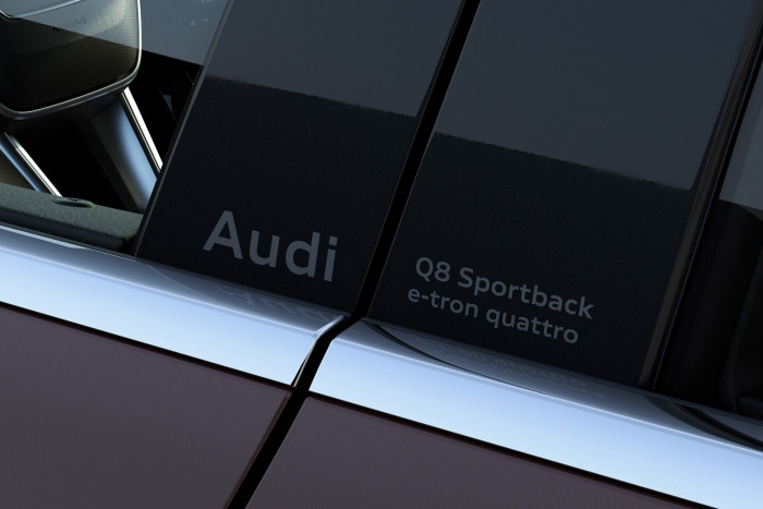 Der Q8 E-Tron erhält als erstes Modell die Modellkennzeichnung mit einem Audi-Schriftzug auf der B-Säule. (Foto: Audi)