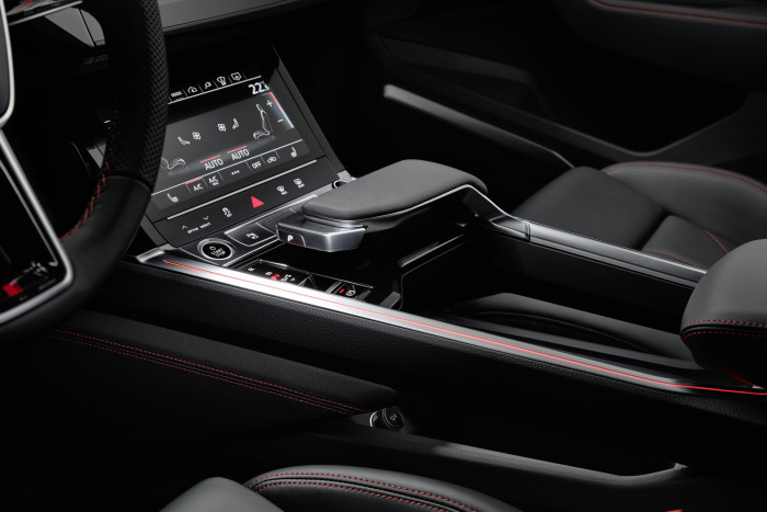 Die beiden Displays mit einer Diagonale von 10,1 Zoll (oben) unten 8,6 Zoll (unten) sollen fast alle konventionellen Schalter und Regler ersetzen.  (Foto: Audi)