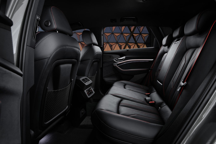 Der Radstand von 2,928 Metern soll ausreichend Beinfreiheit auf den hinteren Sitzen ermöglichen. (Foto: Audi)