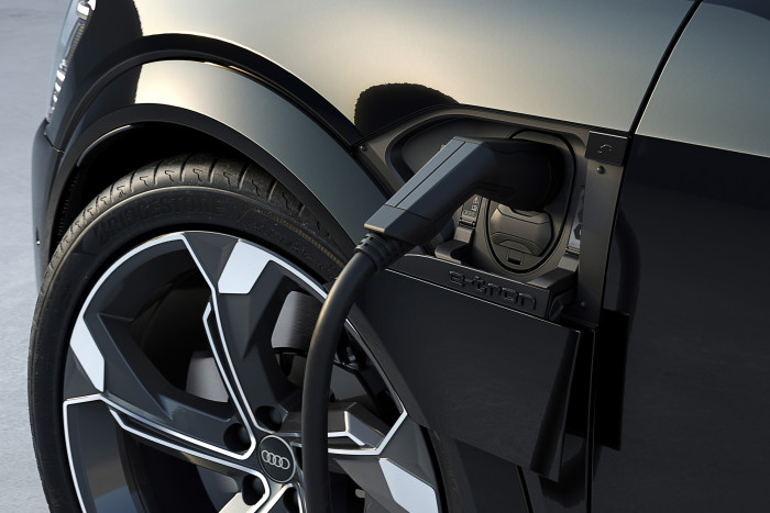 Serienmäßig lädt der Q8 E-Tron mit 11 Kilowatt bei Wechselstrom, gegen Aufpreis sogar mit 22 kW. (Foto: Audi) 