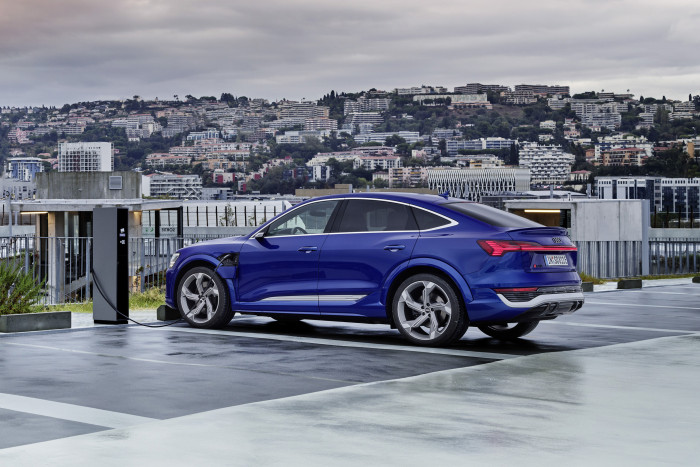 Bei Gleichstrom laden die Modelle mit großem Akku mit bis zu 170 kW.  (Foto: Audi)
