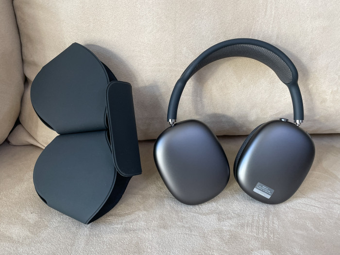 Airpods Max von Apple haben keine Transporttasche. (Bild: Ingo Pakalski/Golem.de)