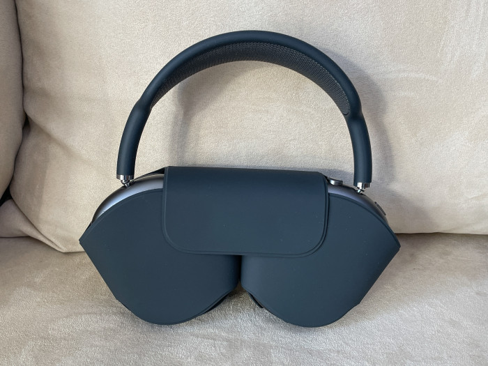 So sehen die Airpods Max aus, wenn sie in dem mitgelieferten Etui stecken. Apple legt keine Transporttasche bei. (Bild: Ingo Pakalski/Golem.de)