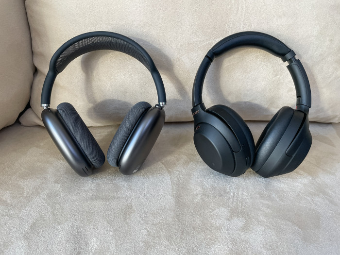links Airpods Max und rechts daneben WH-1000XM4 von Sony (Bild: Ingo Pakalski/Golem.de)