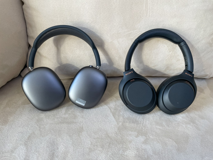 links Airpods Max und rechts daneben WH-1000XM4 von Sony (Bild: Ingo Pakalski/Golem.de)