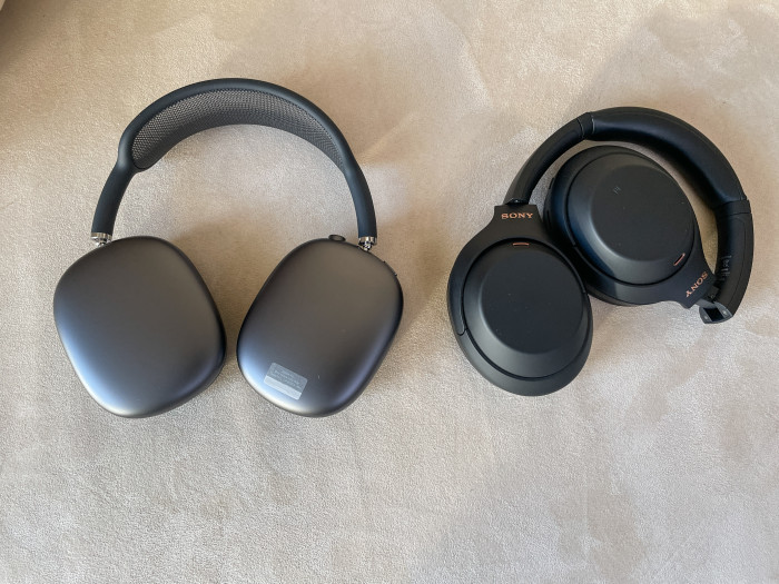 links Airpods Max und rechts daneben WH-1000XM4 von Sony (Bild: Ingo Pakalski/Golem.de)