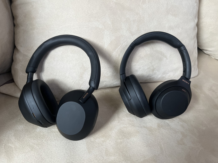 links WH-1000XM5, rechts WH-1000XM4 (Bild: Ingo Pakalski/Golem.de)