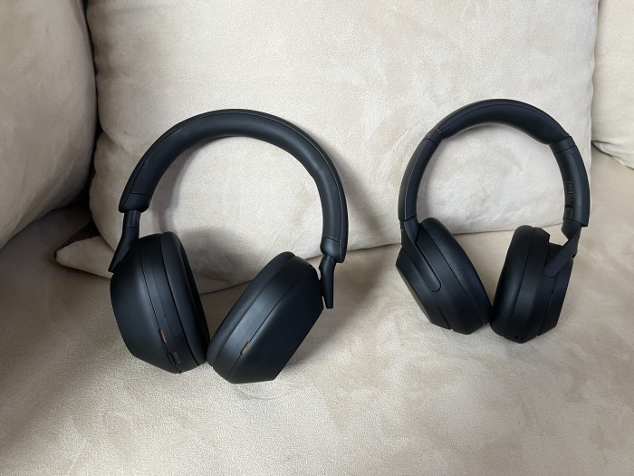 links WH-1000XM5, rechts WH-1000XM4 (Bild: Ingo Pakalski/Golem.de)