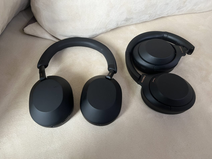 links WH-1000XM5, rechts WH-1000XM4 (Bild: Ingo Pakalski/Golem.de)