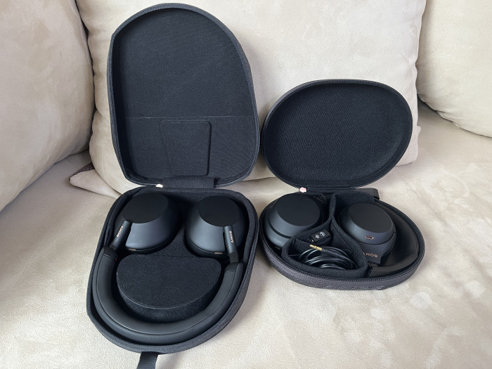 links WH-1000XM5 mit Tasche, rechts WH-1000XM4 mit Tasche (Bild: Ingo Pakalski/Golem.de)