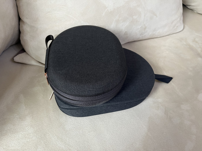 oben WH-1000XM4 in Tasche, darunter WH-1000XM5 in Tasche (Bild: Ingo Pakalski/Golem.de)