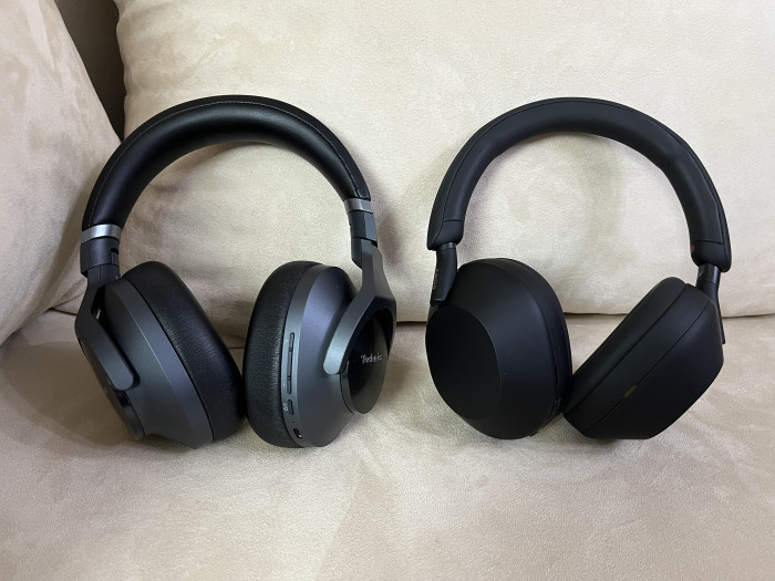 links EAH-A800, rechts WH-1000XM5 (Bild: Ingo Pakalski/Golem.de)