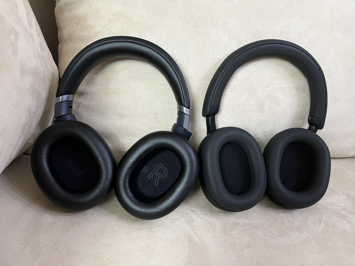 links EAH-A800, rechts WH-1000XM5 (Bild: Ingo Pakalski/Golem.de)