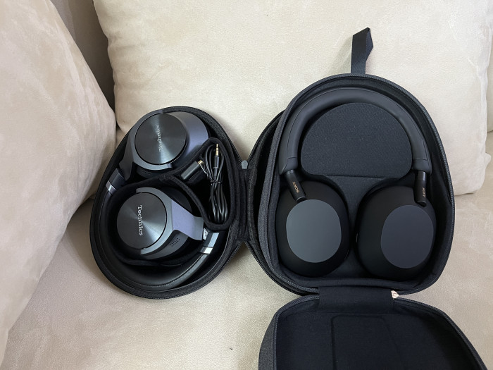 links EAH-A800 mit Tasche, rechts WH-1000XM5 mit Tasche (Bild: Ingo Pakalski/Golem.de)