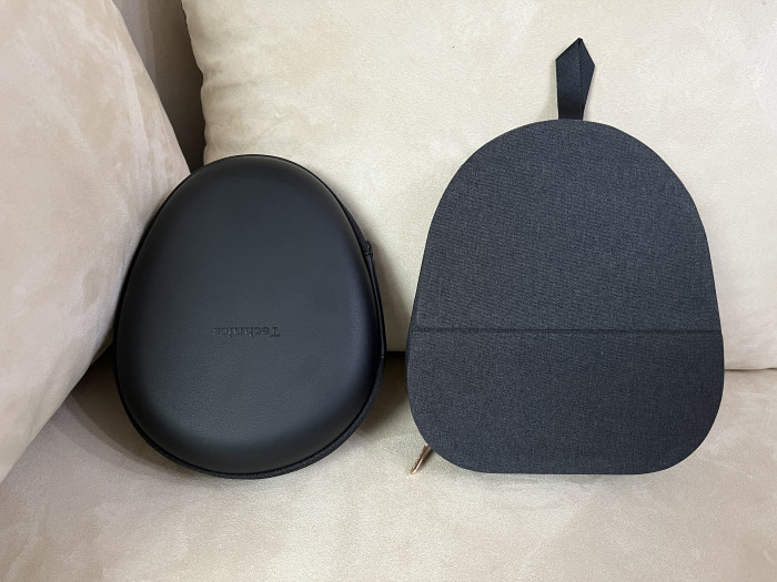 links EAH-A800 in Tasche, rechts WH-1000XM5 in Tasche (Bild: Ingo Pakalski/Golem.de)