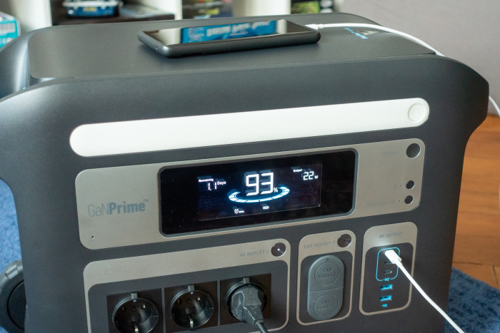 Das Display des Powerhouse 767 zeigt alle notwendigen Informationen an. (Bild: Tobias Költzsch/Golem.de)