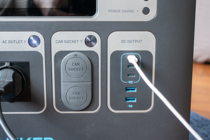 Die drei USB-C-Anschlüsse liefern eine Leistung von 100 Watt mit Power Delivery. (Bild: Tobias Költzsch/Golem.de)