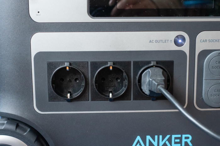 Die Wechselstromsteckdosen werden mit einem Button separat eingeschaltet. (Bild: Tobias Költzsch/Golem.de)