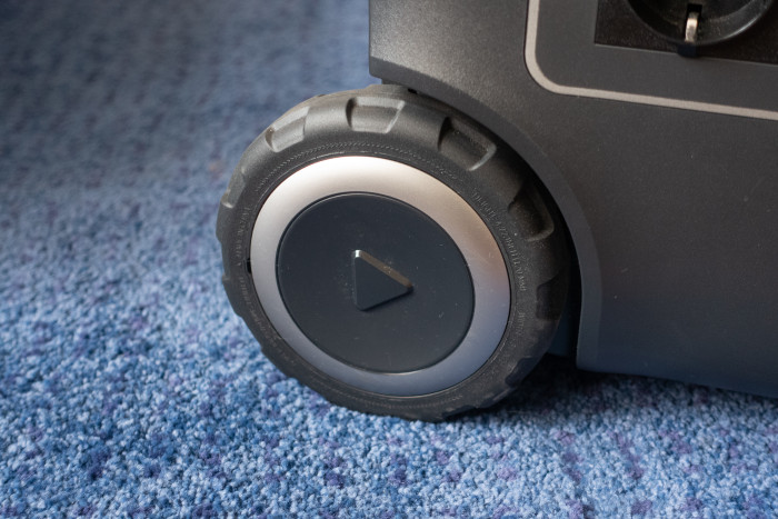 Dank der guten Räder lässt sich die Powerhouse 767 trotz eines Gewichts von über 30 Kilogramm gut bewegen. (Bild: Tobias Költzsch/Golem.de)