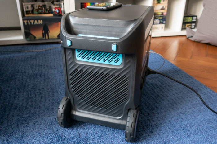 Das Gehäuse aus Kunststoff ist gut verarbeitet. (Bild: Tobias Költzsch/Golem.de)