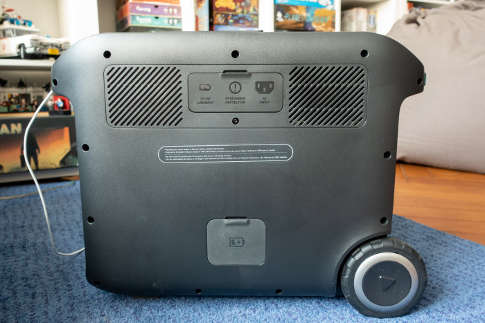 Auf der Rückseite sind die Ladeanschlüsse und der Anschluss für den Zusatzakku verbaut. (Bild: Tobias Költzsch/Golem.de)