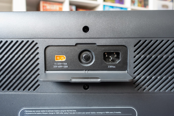 Die Powerhouse 767 kann mit 2.200 Watt über einen Netzanschluss und mit 1.000 Watt über Solarpanels mit XT60-Anschluss geladen werden. (Bild: Tobias Költzsch/Golem.de)