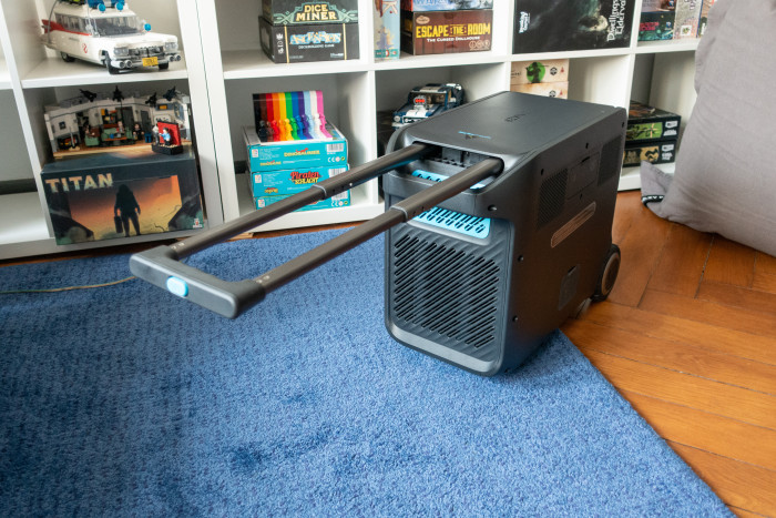 Mit dem ausziehbaren Griff lässt sich die Powerhouse 767 wie ein kleiner Trolley ziehen. (Bild: Tobias Költzsch/Golem.de)