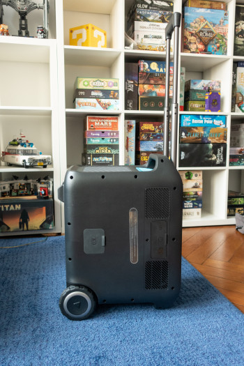 Die Powerstation kann auch hochkant aufgestellt werden. (Bild: Tobias Költzsch/Golem.de)